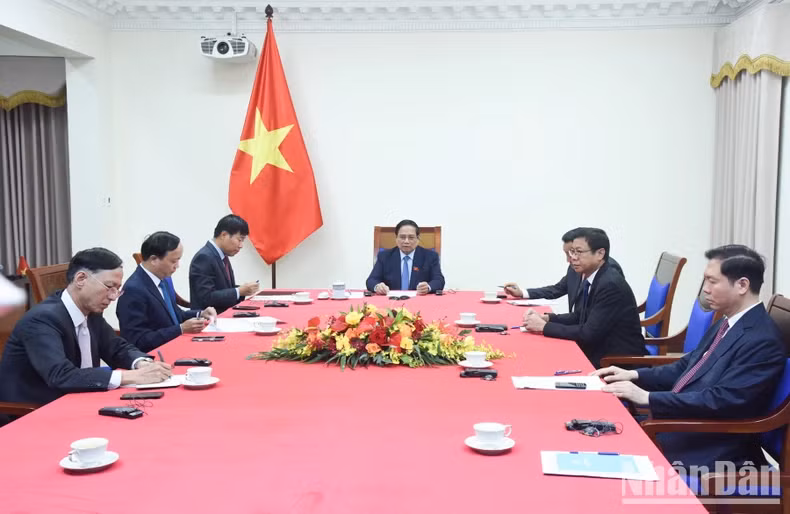 越南政府总理范明正与新加坡总理黄循财通电话。