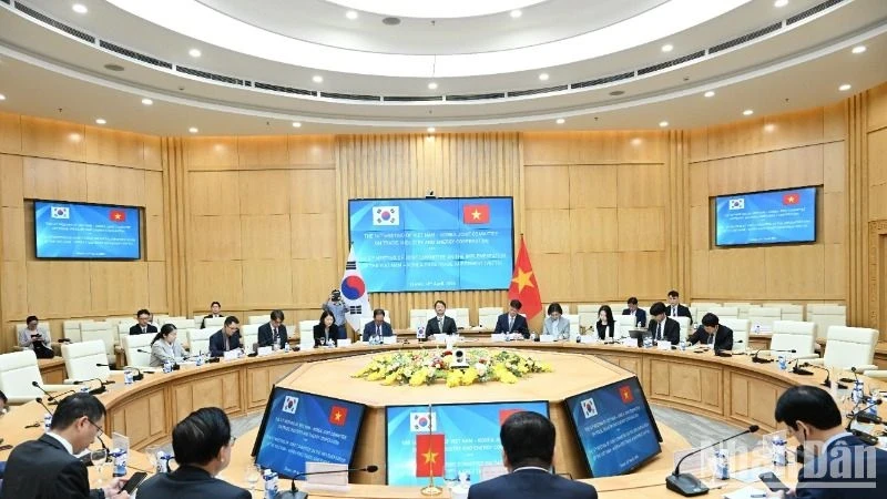 越韩贸易、工业与能源合作联合委员会第十四次会议和越韩自由贸易协定执行委员会第八次会议在河内市举行。（金蓉 摄）