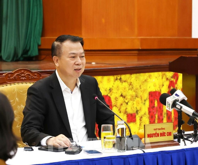 财政部副部长阮德之主持发布会。（图片来源：越通社）