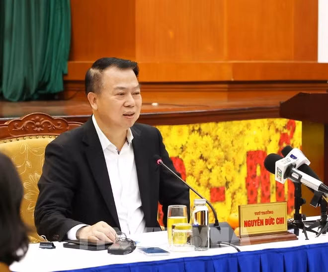 财政部副部长阮德之主持发布会。（图片来源：越通社）