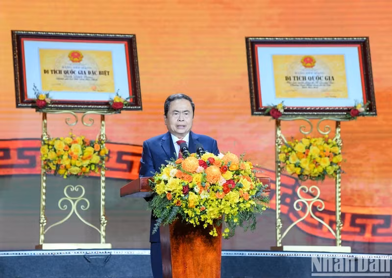 越南国会主席陈青敏在仪式上发表讲话。