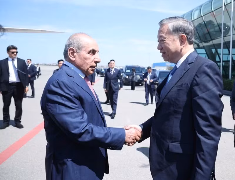 阿塞拜疆第一副总理亚基布·艾博弗（Yagub Eyyubov）前往首都巴库盖达尔•阿利耶夫国际机场（Heydar Aliyev）为越共中央总书记苏林和夫人送行。（图片来源：越通社）