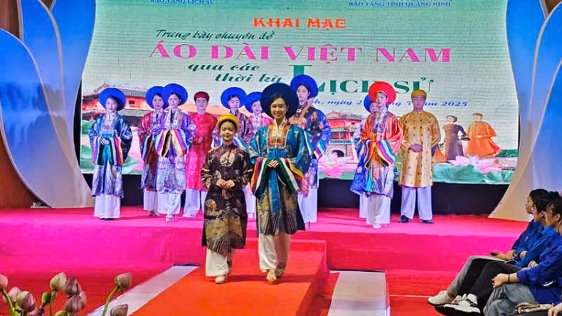 “越南奥黛在各个历史时期的形象”专题展在广宁省下龙湾举行。（光寿 摄）