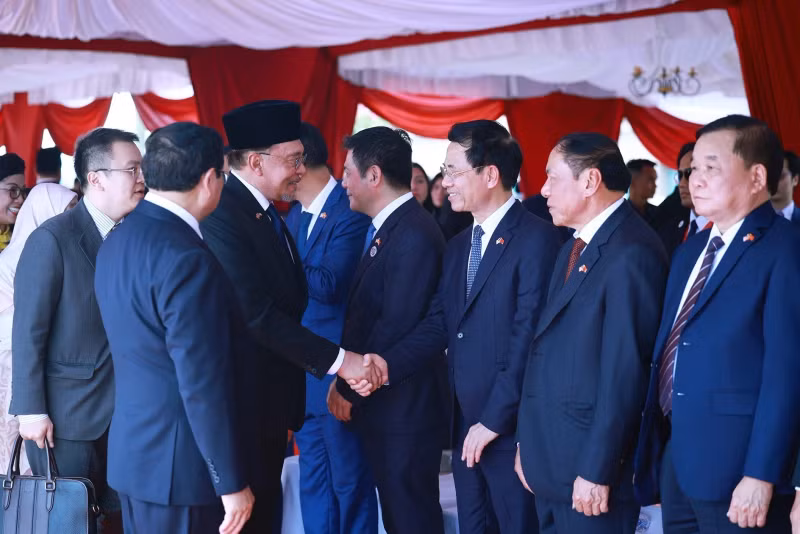 范明正总理向安瓦尔·易卜拉欣总理介绍越南代表团成员。 范明正总理向安瓦尔·易卜拉欣总理介绍越南代表团成员。