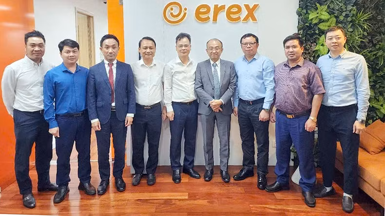 老街省人民委员会工作代表团与日本Erex股份公司领导合影。