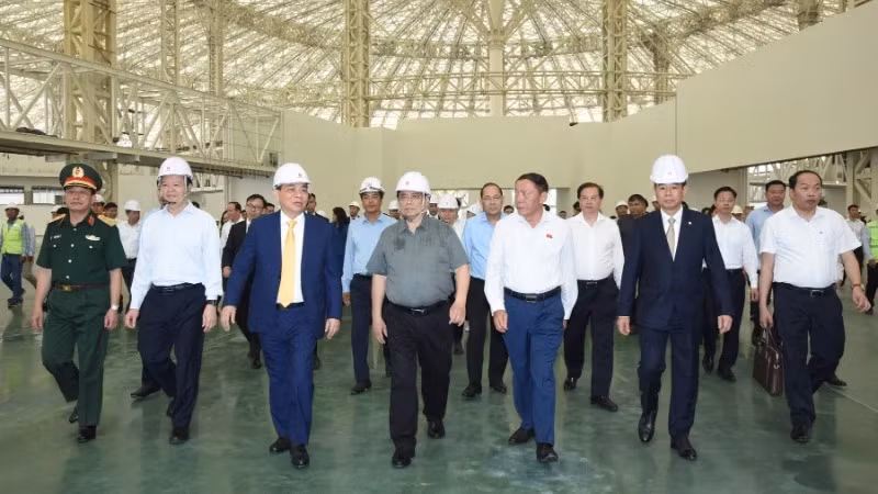 范明正总理视察位于河内市东英县的国家会展中心建设工地。（陈海 摄）