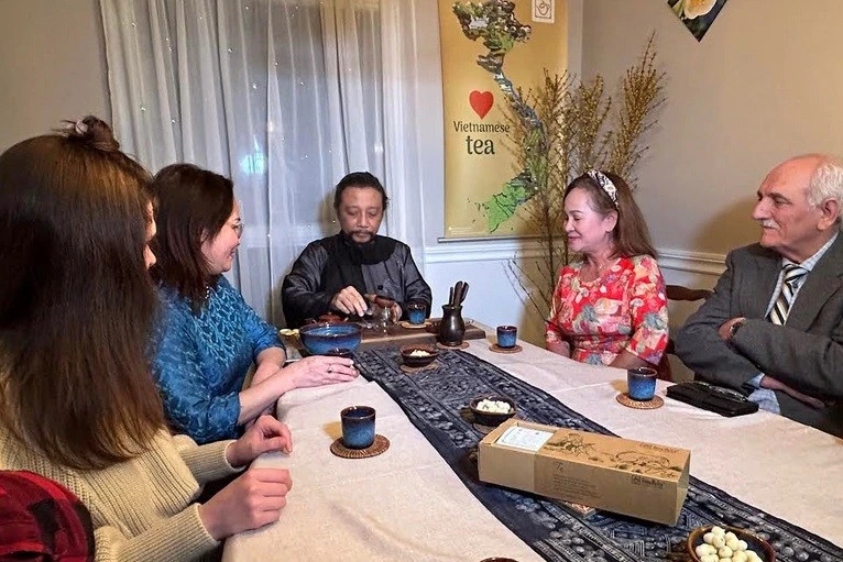 传统茶艺师阮玉俊介绍三款具有代表性的越南茶。（图源：越通社）