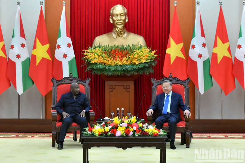 越共中央总书记苏林会见布隆迪共和国总统埃瓦里斯特·恩达伊施米耶。（登科 摄）