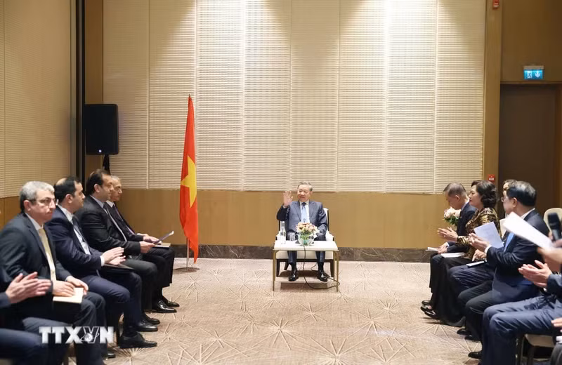 越共中央总书记苏林会见阿塞拜疆若干模范企业领导。（图片来源：越通社）