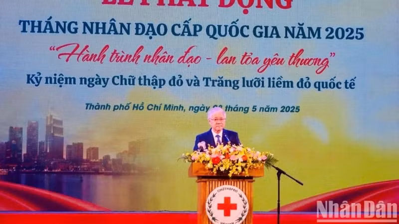 越共中央书记处书记、越南祖国阵线中央委员会主席杜文战发表讲话。