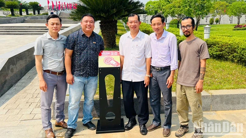 配备NFC芯片（无线通信技术）的智能信息牌在越南英雄母亲雕像群体安装。