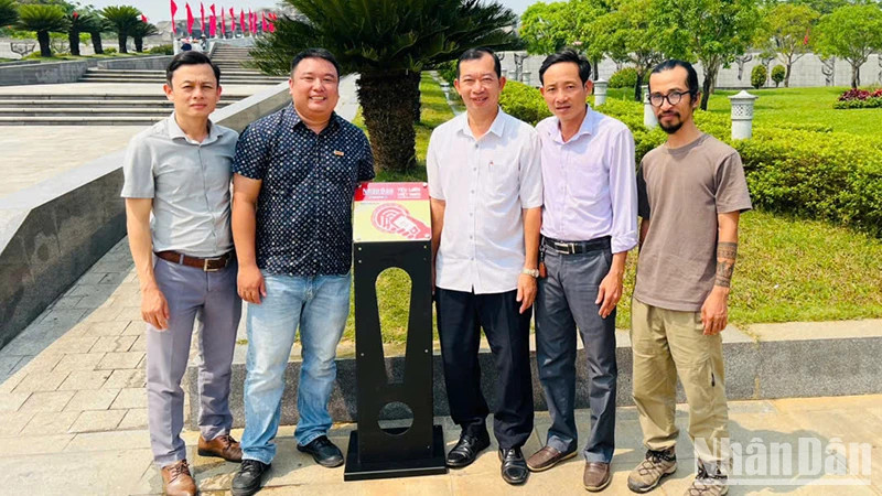 配备NFC芯片（无线通信技术）的智能信息牌在越南英雄母亲雕像群体安装。