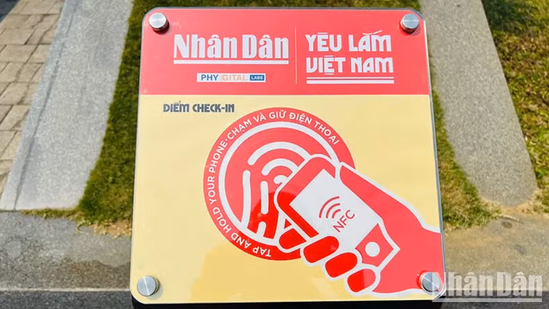 配备 NFC芯片的信息牌的设计以黄红双色为主导色彩，灵感来自越南国旗，无需电源即可自动运行。