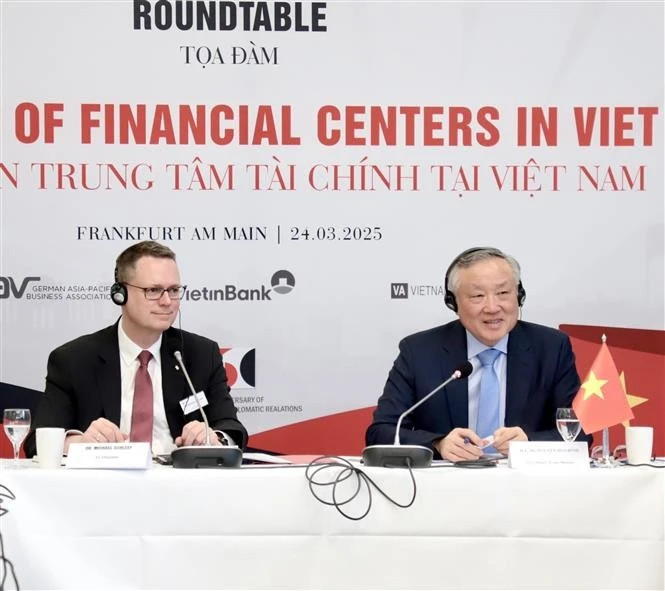 越南政府常务副总理阮和平同欧洲央行（ECB）出席越南金融中心建设座谈会。（图片来源：越通社）