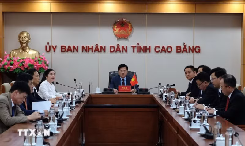 越南高平省人民委员会代表团。（图片来源：越通社）