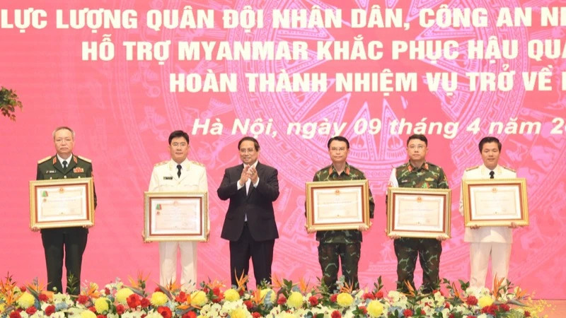 范明正总理向在缅甸地震救灾工作中表现出色的集体和个人授予三等保卫祖国勋章。（陈海 摄）