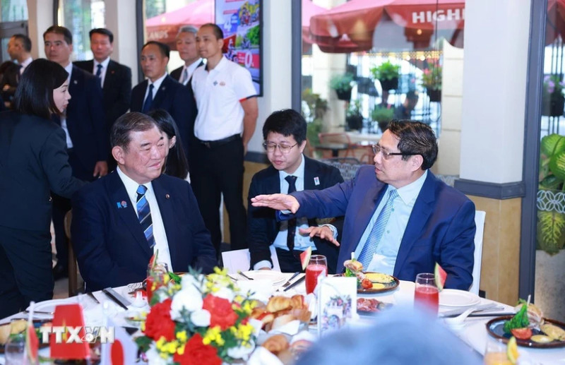 越南政府总理范明正和日本首相石破茂共进早餐，品尝越南咖啡。（图片来源：越通社）