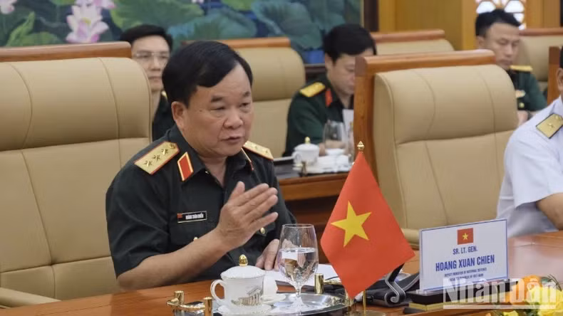 越共中央委员、中央军委常务委员、国防部副部长黄春战上将在会上致辞。