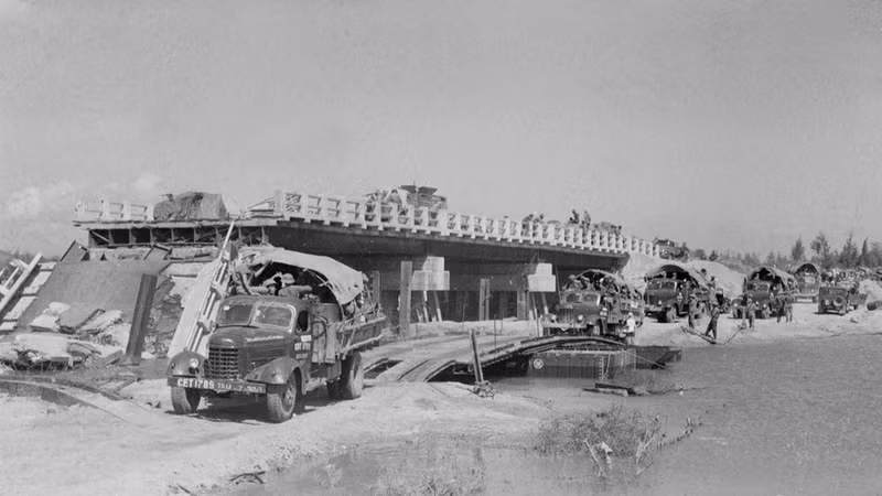 坦克部队和机械化步兵部队1975年进军解放了 邦美蜀市。（图片来源：越通社）