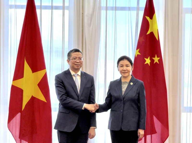越南驻中国大使范青平和中国司法部部长贺荣。（图源：越通社）