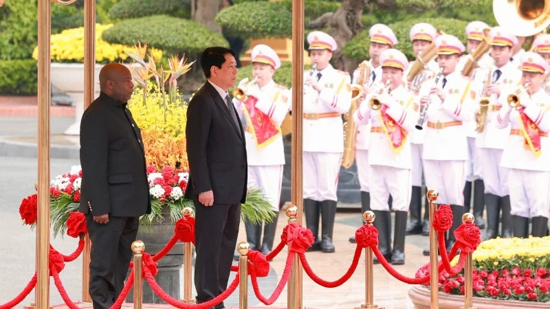 国家主席梁强举行仪式 欢迎布隆迪总统恩达伊施米耶访越。（水源 摄）