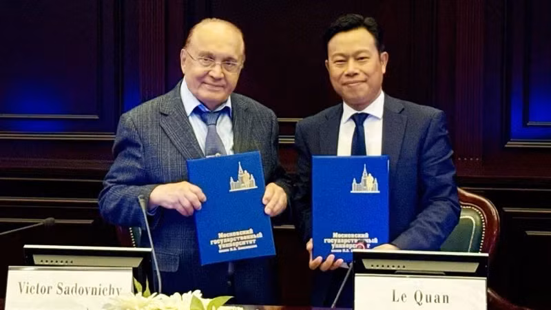 河内国家大学校长黎君与莫斯科国立大学校长维克多·安东诺维奇·萨多夫尼奇（Victor Antonovich Sadovnichy）签署了两校之间的合作协议。（图片来源：VNU）