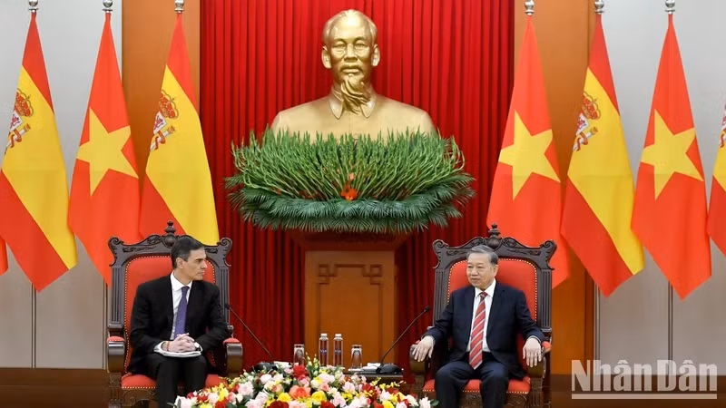 越共中央总书记苏林会见西班牙首相桑切斯。（登科 摄）