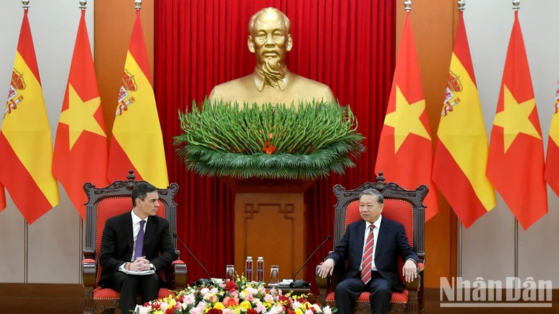 越共中央总书记苏林会见西班牙首相桑切斯。（登科 摄）