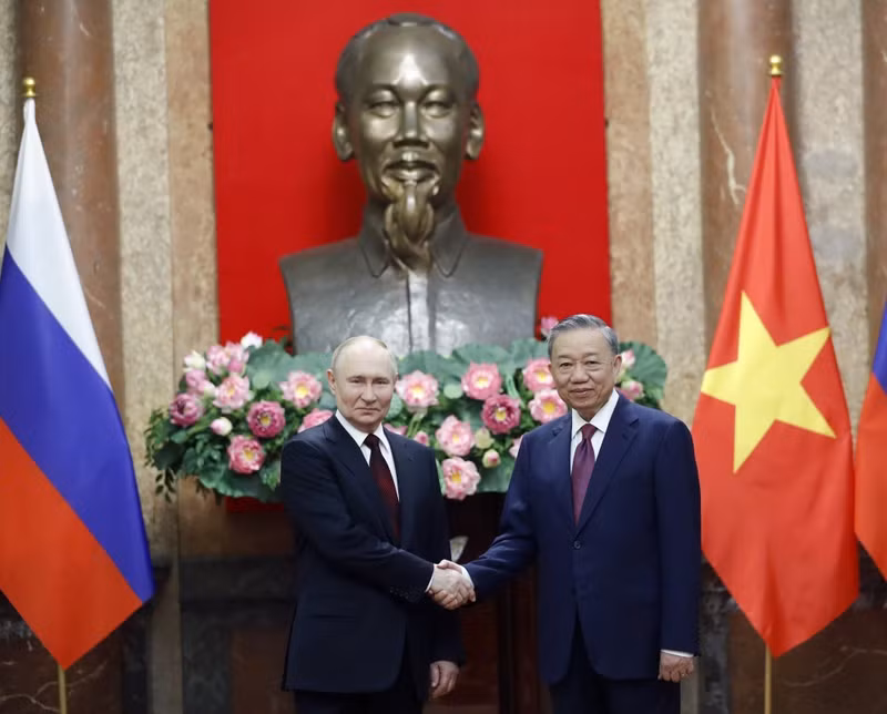 越南国家主席苏林（现任越共中央总书记）2024年6月20日在主席府与从2024年6月19日至20日对越南进行国事访问的俄罗斯总统普京举行会谈。（图片来源：越通社）