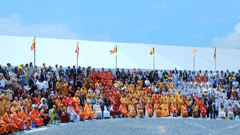 出席2025年卫塞节的代表们合影留念。（图片来源：VESAK 2025）