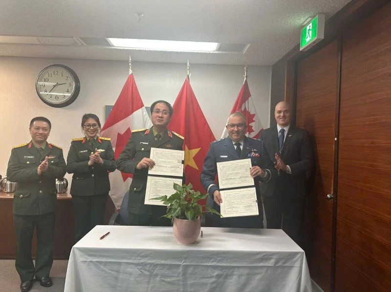 越南维和局局长范孟胜少将和加拿大国防部陆地国防政策局副局长卡罗尔·波特文少将签署2025-2026年联合国维和领域合作目录。（图片来源：越南维和局）