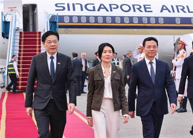 新加坡总理抵达河内 开始对越南进行正式访问。（图片来源：越通社）