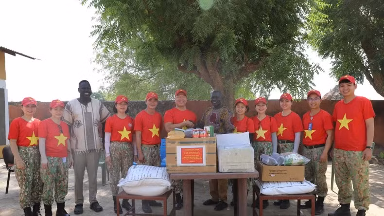 除了圆满完成联合国交付的任务外，越南蓝色贝雷帽部队力量还开展多项惠及当地民众的公益活动。（图片来源：工兵队）