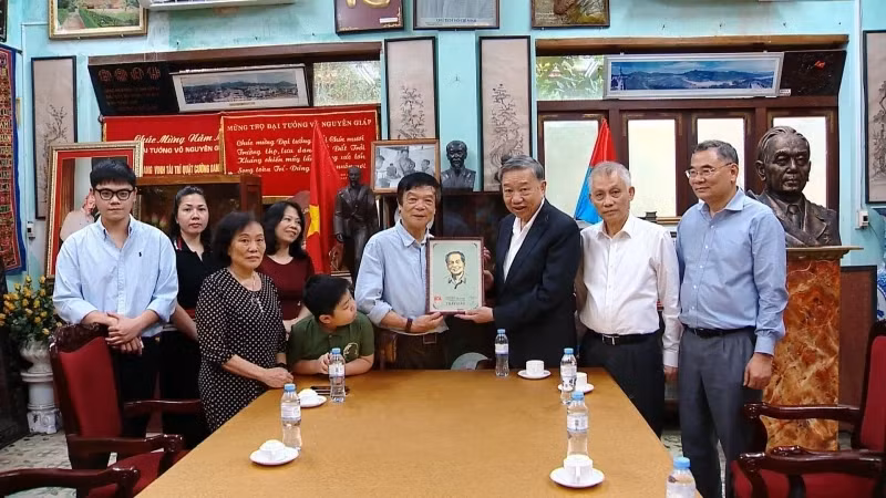 苏林总书记与武元甲大将家属合影。（图片来源：越通社）