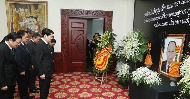 国家主席梁强前往老挝驻越南大使馆吊唁坎代·西潘敦同志逝世。（图片来源：越通社）
