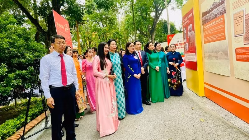 各位代表参观《胡志明主席 —— 民族精华，时代伟业》 国家资料和图片展。