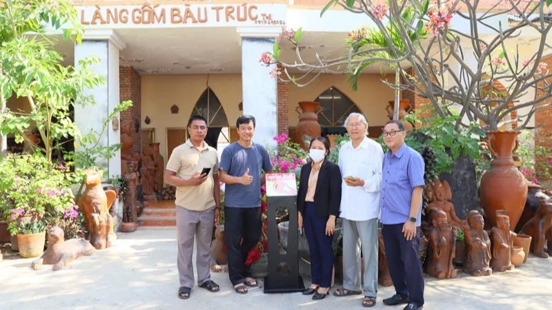 在宁福县福民镇宝竹（Bàu Trúc）陶瓷合作社安装智能互动站。