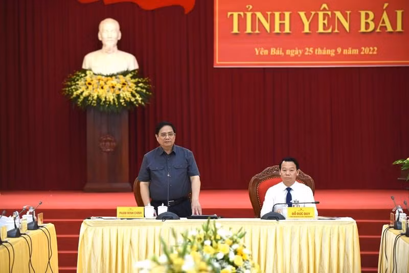 范明正总理在会上发言。