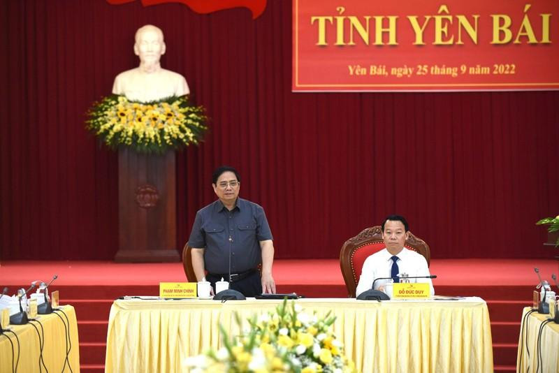 范明正总理在会上发言。