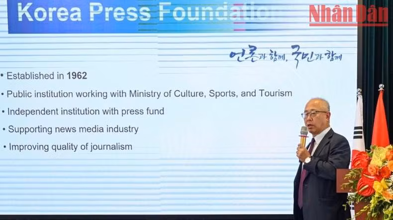 韩国言论振兴财团代表团代表李熙勇在研讨会上发表演讲。