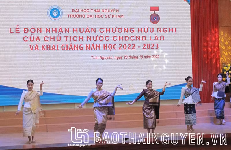 老挝学生的文艺节目。（图片来源：太原省报）