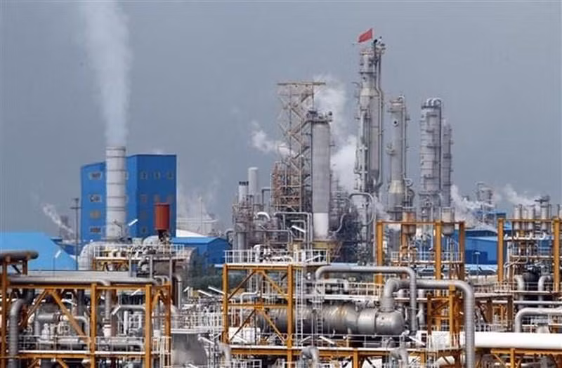 附图：伊朗阿萨卢耶港的南帕尔斯油田。