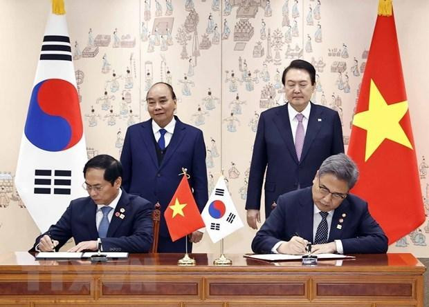 越南国家主席阮春福与韩国总统尹锡悦见证两国外交部合作谅解备忘录签署仪式。（图片来源：越通社）