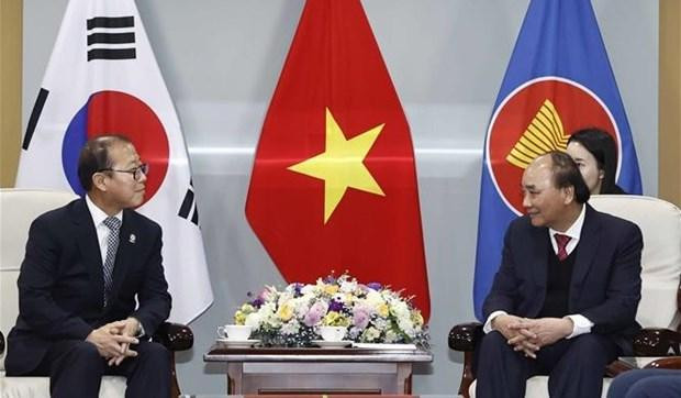 越南国家主席阮春福在会见越南李氏家族代表。（图片来源：越通社）