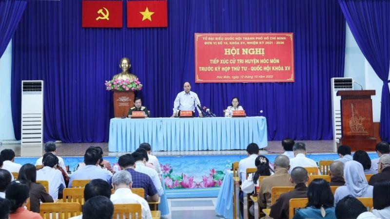 阮春福主席与选民接触活动。