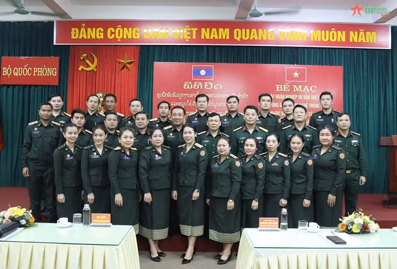 各代表合影。（图片来源：《人民军队报》）