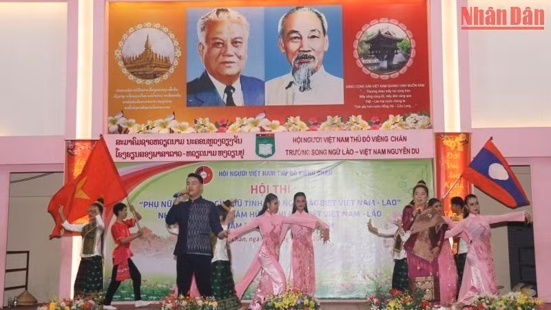 歌颂越老团结友谊的文艺节目。