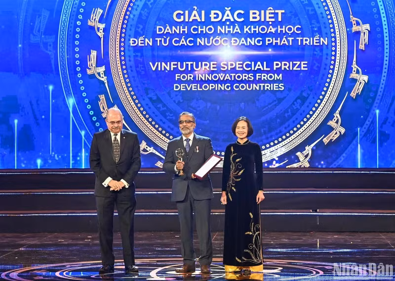 印度教授普拉帝（Thalappil Pradeep）获得来自发展中国家的科学家特别奖。