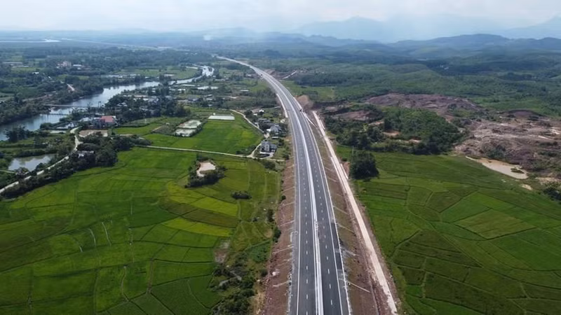 在全长80余公里的云屯—芒街高速公路上有了32座桥，其总里程7.5多公里，因此云屯—芒街被视为全国桥梁最多的高速公路之一。（图片来源：越通社）