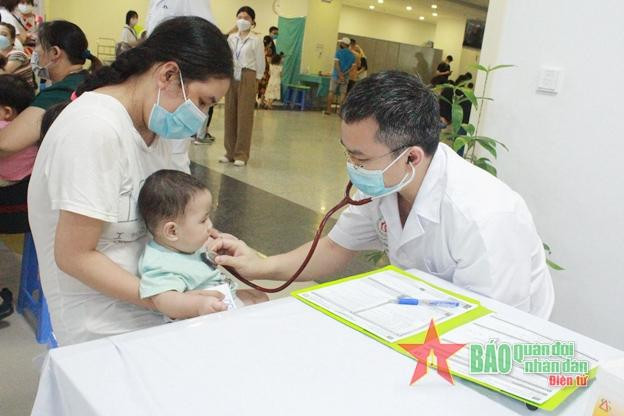 医生为患者进行检查。（图片来源：《人民军队报》）
